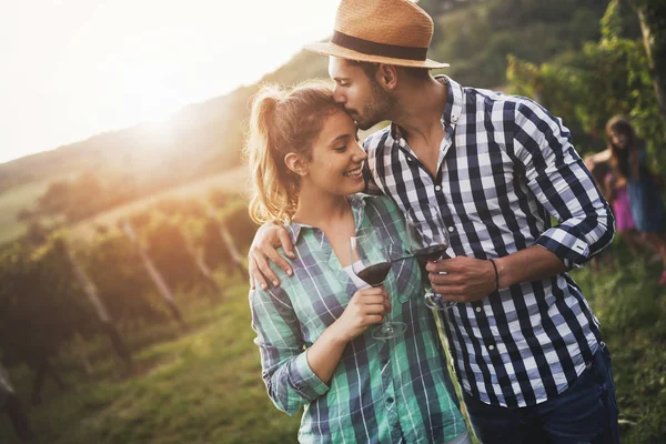 Winemaker mahzeninde çalışma çift