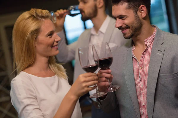 olay şarapları tatma insanlar ile