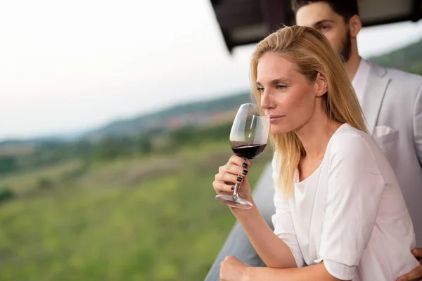 Mensen bemonstering en proeven van wijnen — Stockfoto