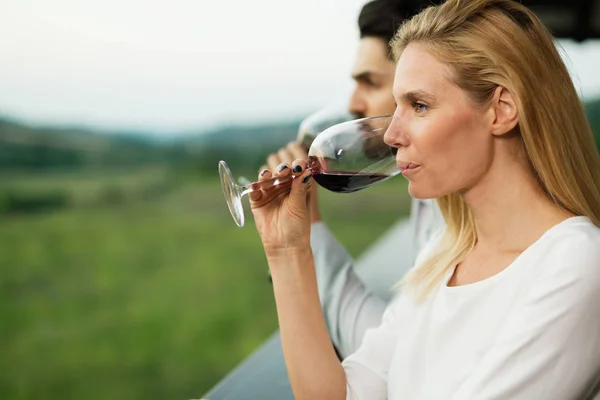 Красива жінка насолоджується вином — стокове фото