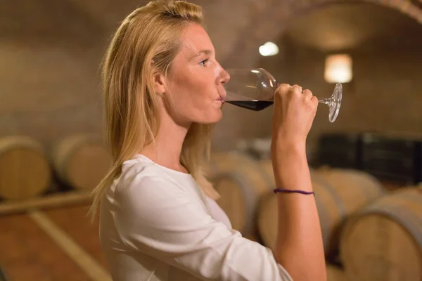 Güzel kadın oenolog şarap tadıyor. — Stok fotoğraf