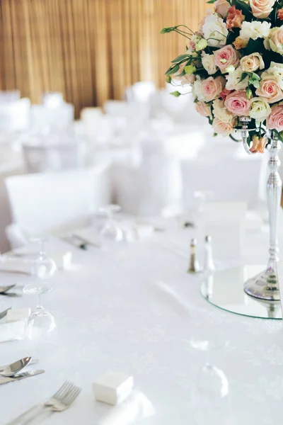 Hermosa decoración en mesa de boda — Foto de Stock