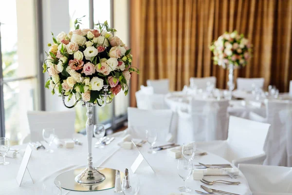Gyönyörű esküvői asztal és a rózsa — Stock Fotó