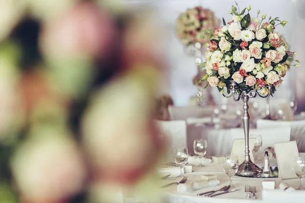 美丽的婚礼表和玫瑰 — 图库照片