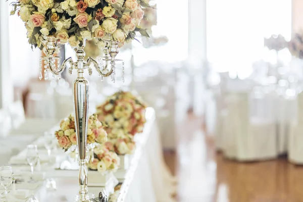 美丽的婚礼表和玫瑰 — 图库照片