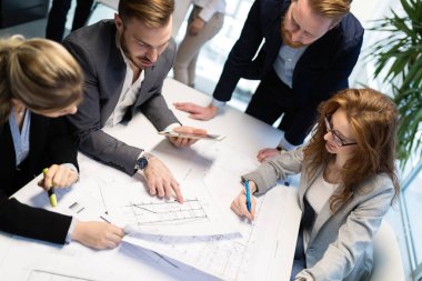 iş toplantısı üzerinde çalışan mimarlar
