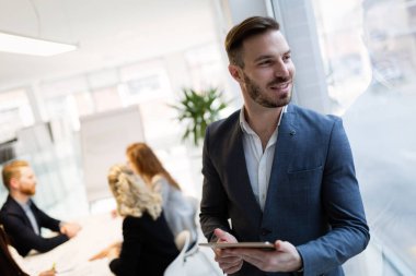 genç yakışıklı mimar Toplantı