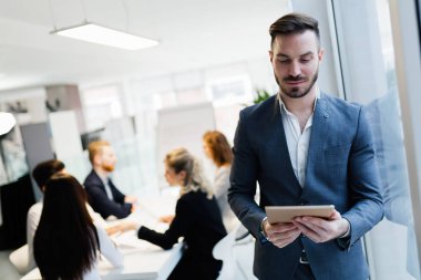 genç yakışıklı mimar Toplantı