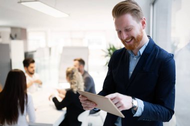 genç yakışıklı mimar Toplantı