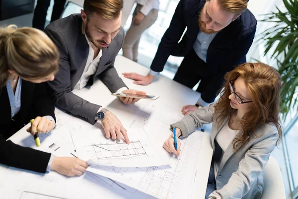 iş toplantısı üzerinde çalışan mimarlar