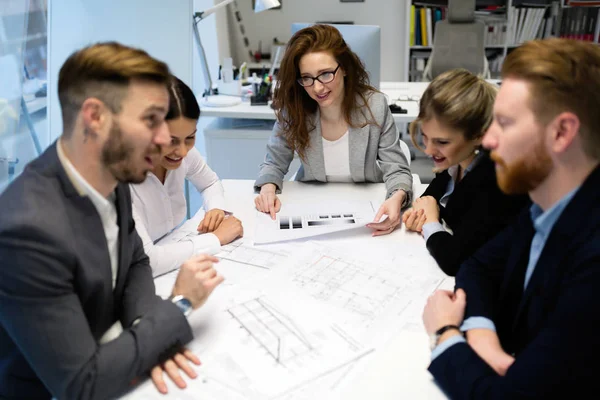  birlikte projede çalışan mimarlar