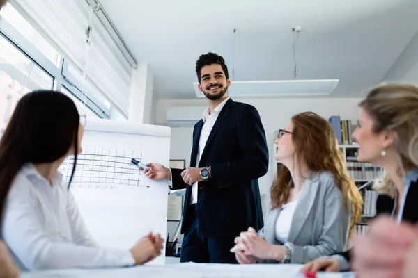 Architekten arbeiten gemeinsam an Projekt — Stockfoto