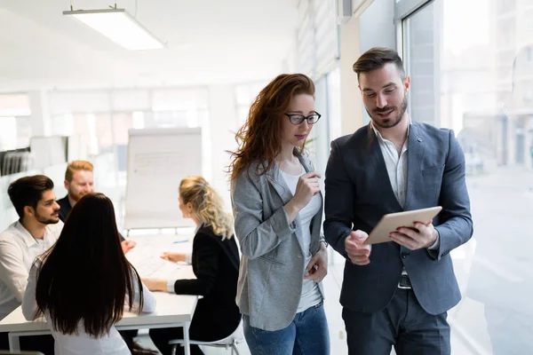 Dijital tablet kullanma office çekici mimarlar