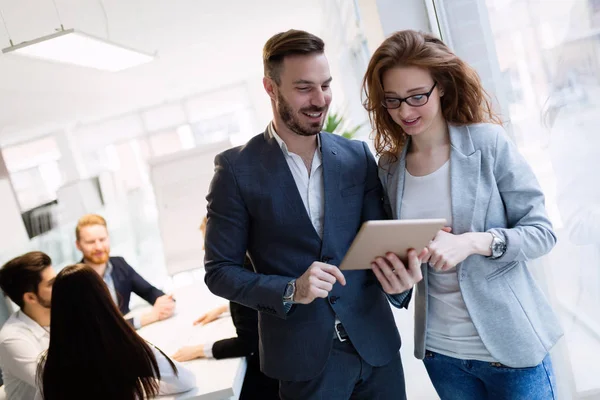 Arquitectos atractivos usando tableta digital — Foto de Stock