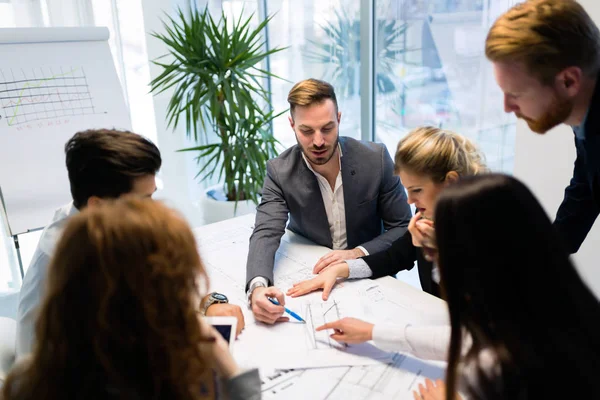  birlikte projede çalışan mimarlar