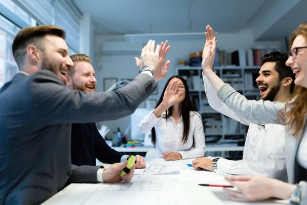 Architetti che lavorano insieme al progetto — Foto Stock