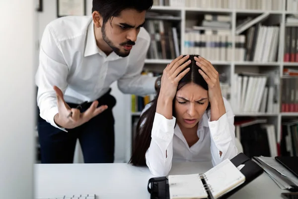 Chefe irritado criticando seu trabalhador — Fotografia de Stock