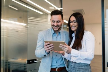 Tablet kullanarak çekici çift 