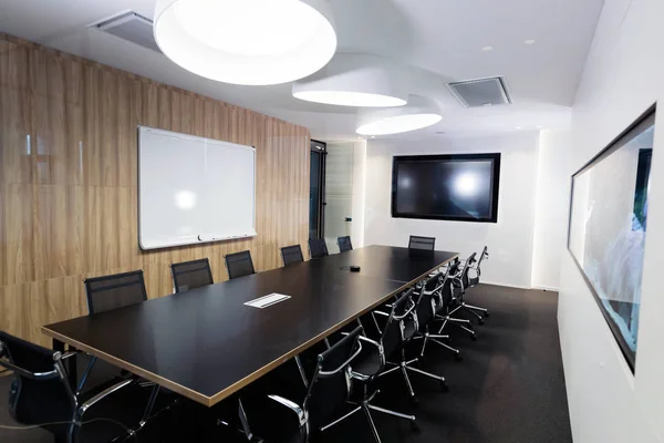 Ritratto di sala conferenze moderna ben progettata — Foto Stock