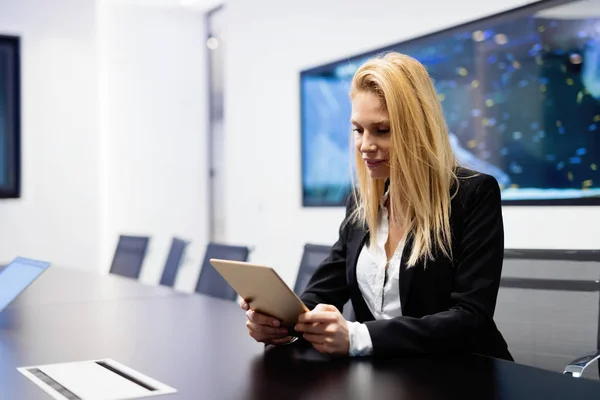 Femme d'affaires réussie en utilisant une tablette numérique — Photo