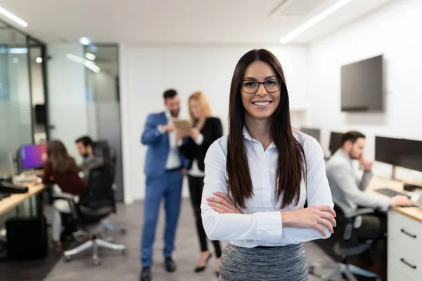 Jonge zakenvrouw poseren in office — Stockfoto