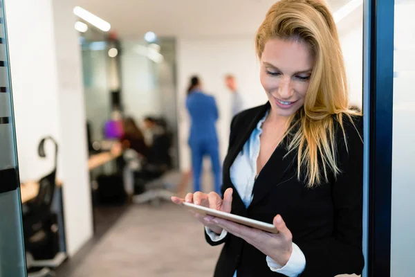 Successful businesswoman holding digital tablet — Stock Photo, Image