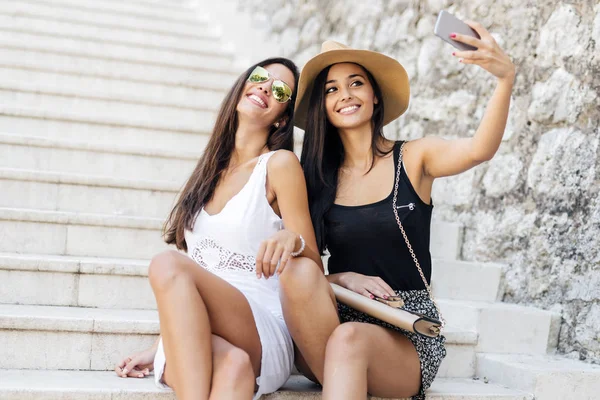 Attrayant femmes prenant selfies — Photo