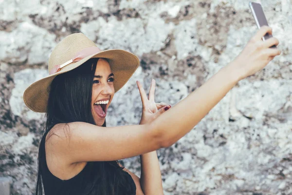 Gyönyörű lány vesz egy selfie — Stock Fotó