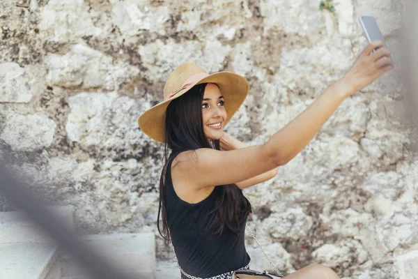 Όμορφη κοπέλα λαμβάνοντας μια selfie — Φωτογραφία Αρχείου