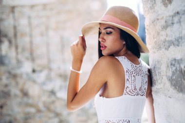 Çekici kadın şapkasıyla poz