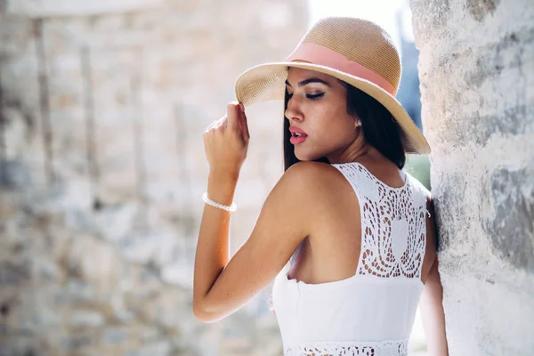 Çekici kadın şapkasıyla poz