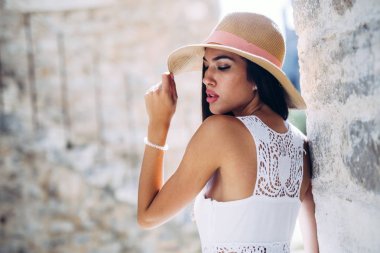 Çekici kadın şapkasıyla poz