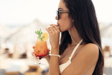 güzel bir kadın içki kokteyli