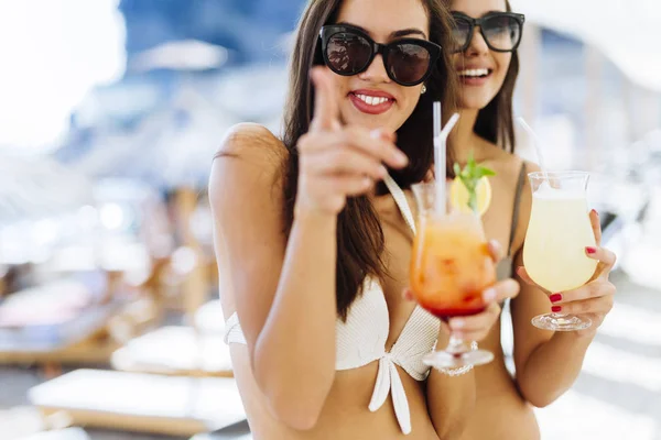 Mulheres na praia desfrutando de coquetéis — Fotografia de Stock