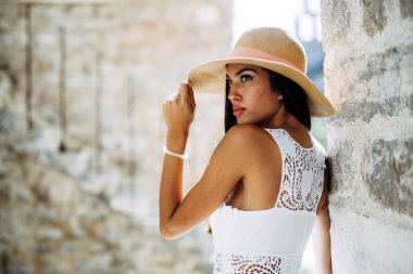  seksi görünümlü model şapkasıyla poz