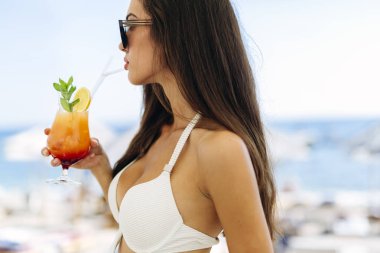 Sahilde esmer içki kokteylleri