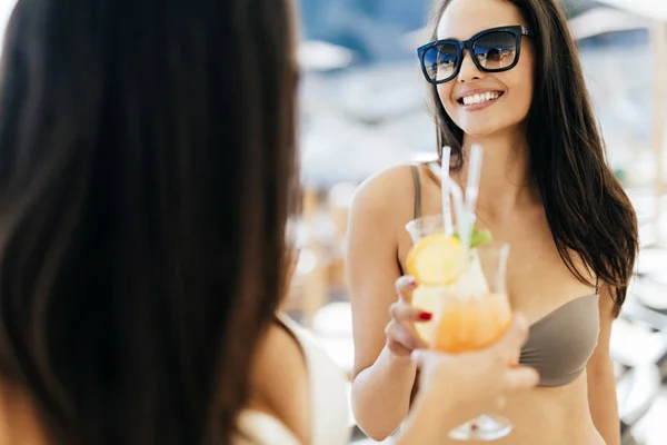 Vrouwen op het strand genieten van cocktails — Stockfoto