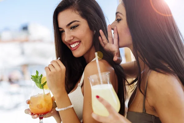 Kumsalda içecekler içme kızlar