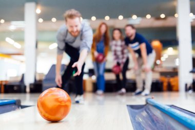 Bowling süre eğleniyor arkadaşlar