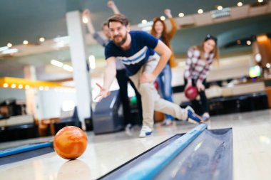 Kulüpte bowling arkadaşlar