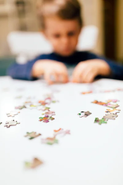 Niño resolver rompecabezas — Foto de Stock