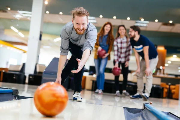 Friends bowling at club — Stock Photo, Image
