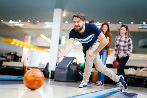 Amis appréciant le bowling au club — Photo