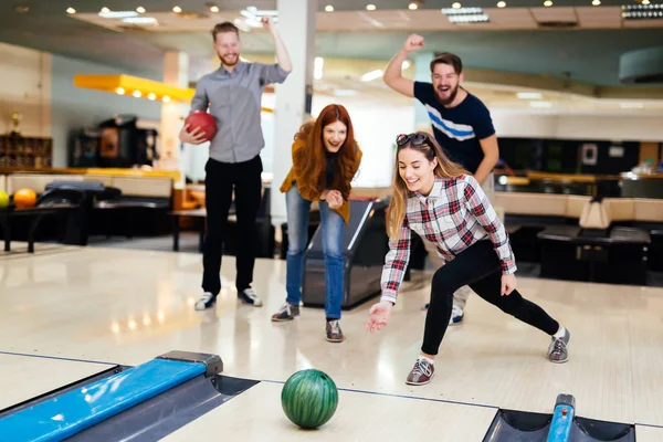 Kulüpte bowling arkadaşlar