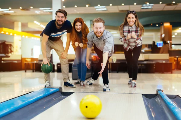 Meg szórakozás közben bowling — Stock Fotó
