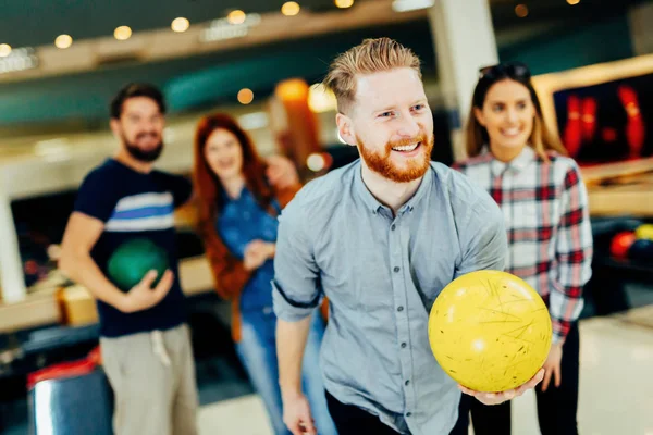 Kulüpte bowling arkadaşlar