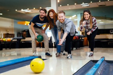 Kulüpte bowling arkadaşlar