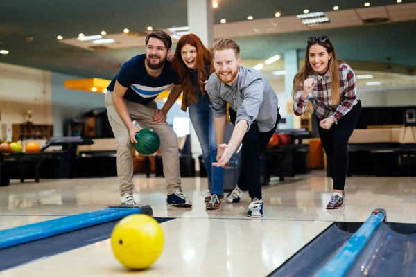 Amigos de bolos en el club —  Fotos de Stock