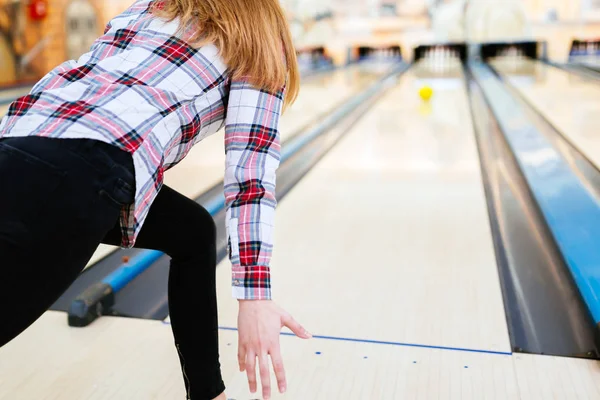 Kadın bowling topu atma