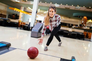 Kadın bowling topu atma